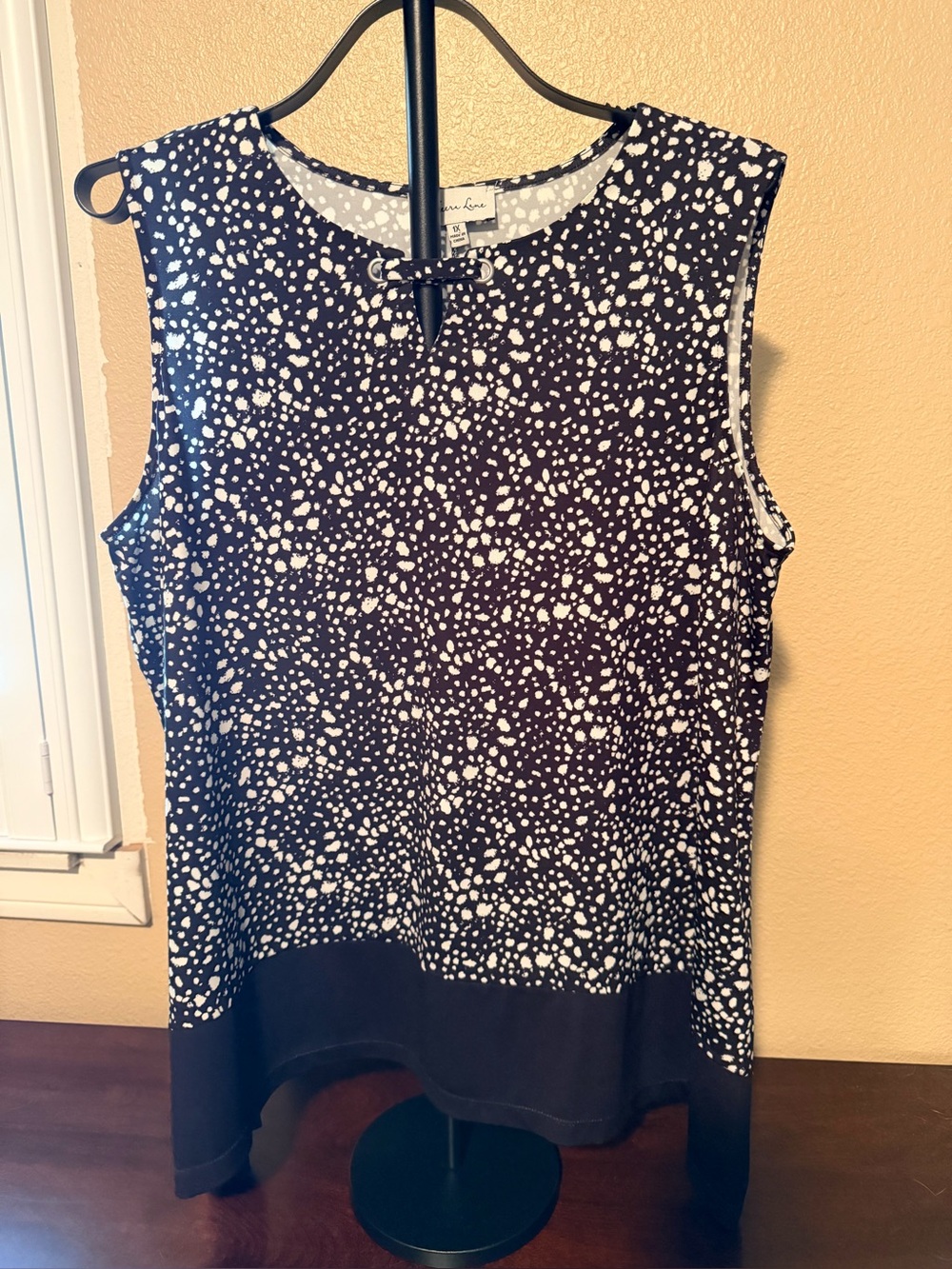 Black & White Speckled Keyhole Tank